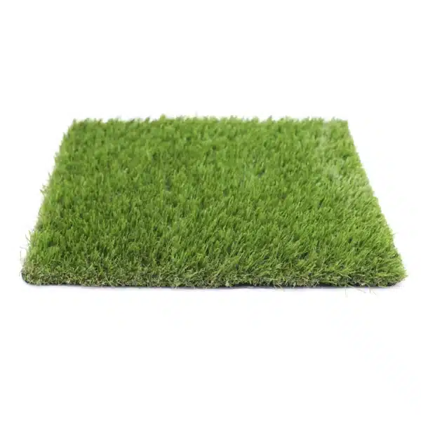 Una pieza rectangular de Césped artificial ADRIÁTICO 30mm, densa y verde, es fotografiada desde un ángulo bajo sobre un fondo blanco.